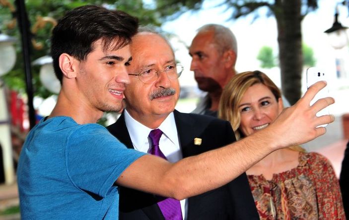Kılıçdaroğlu gencin eli titreyince selfie'yi kendi çekti