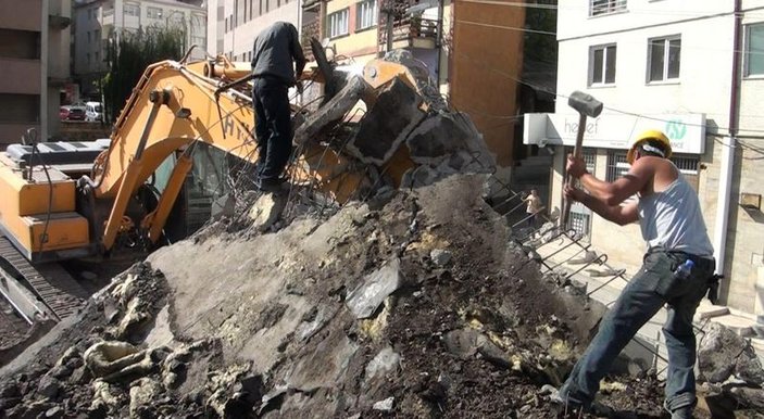 Sivas'ta binayı yıkan iş makinesi enkaz altında kaldı