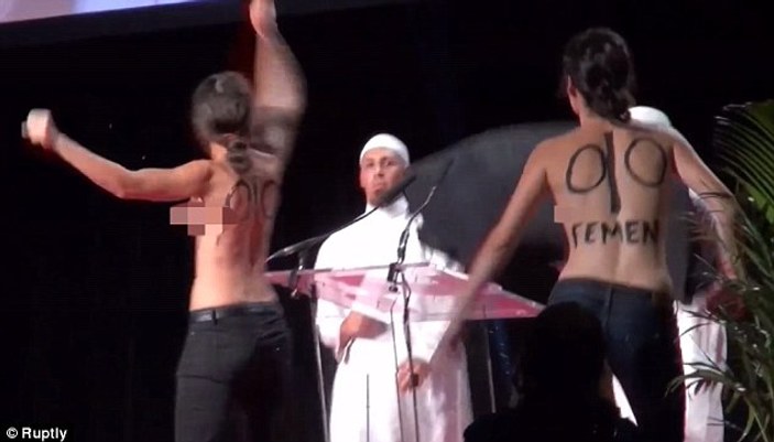 Femen Paris'te Müslüman konferansını bastı