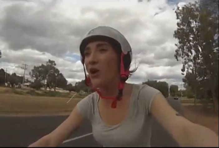 Video fenomeni saksağanın saldırısından kurtulamadı