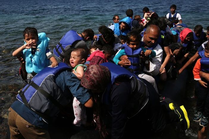 Midilli açıklarında batan bottaki mülteciler görüntülendi