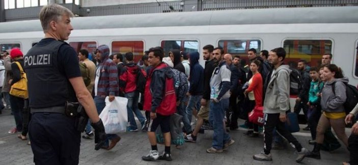 Avusturya Suriyeliler için sınıra asker yığıyor