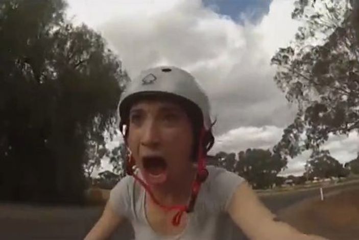 Video fenomeni saksağanın saldırısından kurtulamadı