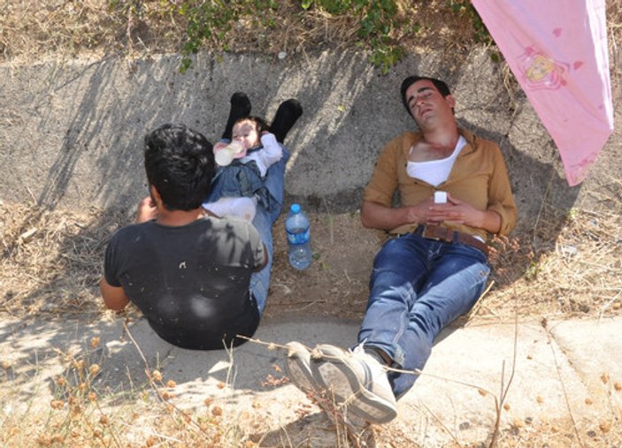 Suriyeliler TEM’de kamp kurdu