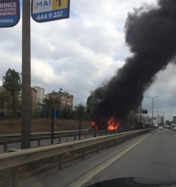 İstanbul'da çimento kamyonu alev alev yandı