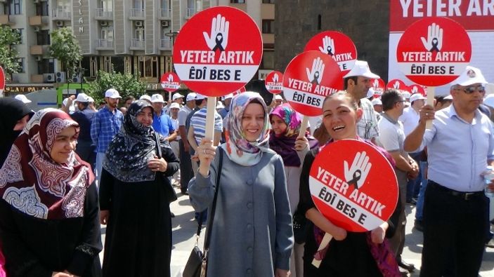 Diyarbakır'da STK temsilcilerinin teröre hayır yürüyüşü