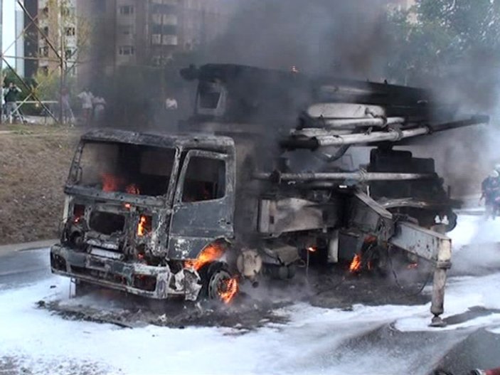 İstanbul'da çimento kamyonu alev alev yandı
