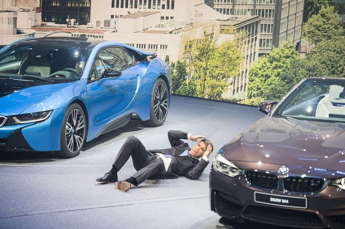 BMW'nin CEO'su fuarda baygınlık geçirdi