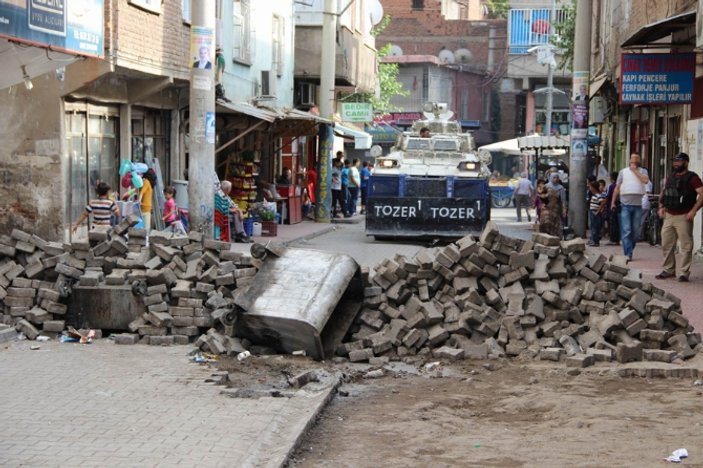 Diyarbakır'da polis barikatları iş makineleriyle yıktı