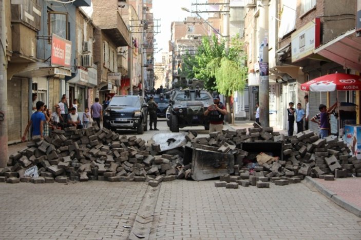 Diyarbakır'da polis barikatları iş makineleriyle yıktı