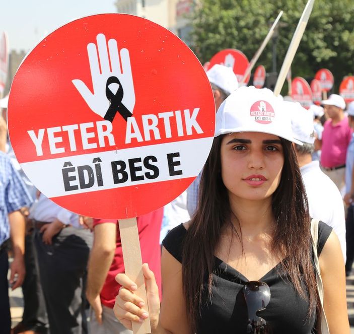 Diyarbakır'da STK temsilcilerinin teröre hayır yürüyüşü