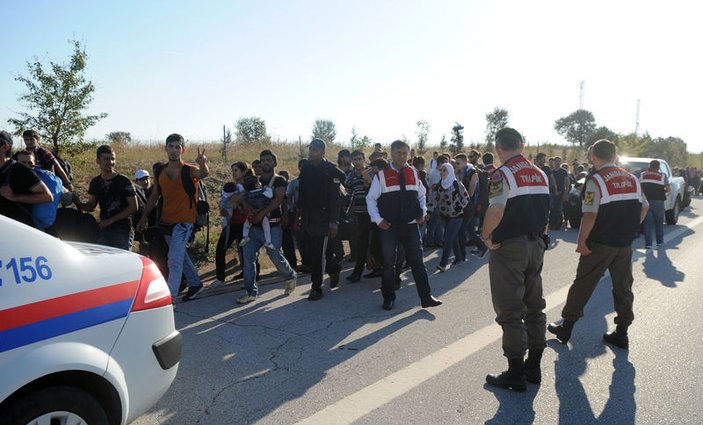 Suriyeliler Avrupa'ya gitmek için Edirne'ye akın etti