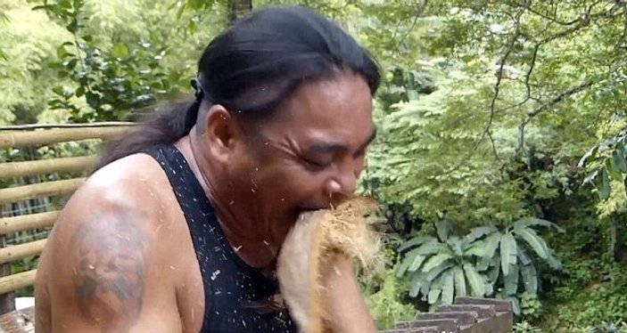 Filipinli adam hindistan cevizini dişleriyle parçaladı
