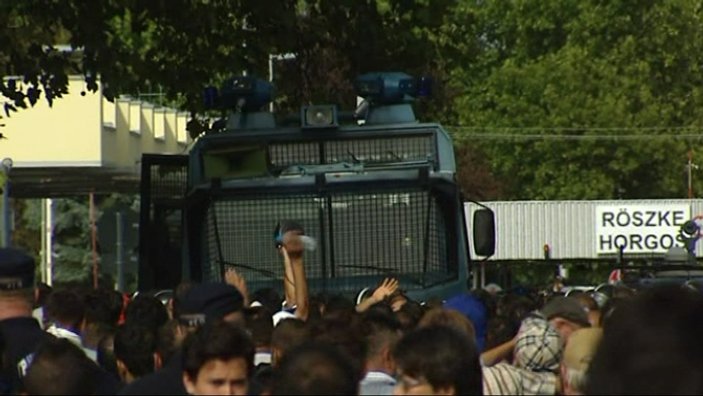 Macar polisinden sığınmacılara biber gazlı müdahale