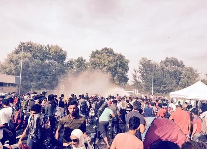 Macar polisinden sığınmacılara biber gazlı müdahale
