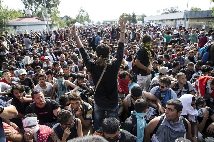 Macaristan'da polislerden Suriyeli mültecilere sert müdahale