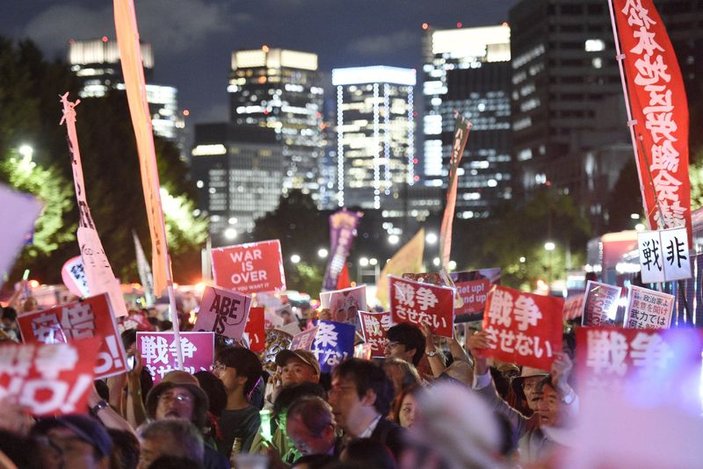 Japonya pasifist anayasayla vedalaştı