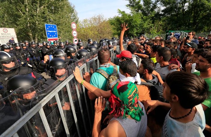 Macaristan'da polislerden Suriyeli mültecilere sert müdahale