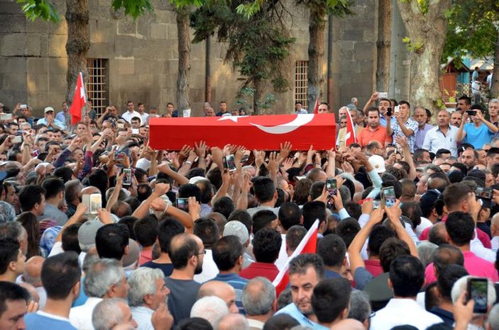 Mardin şehidi toprağa verildi