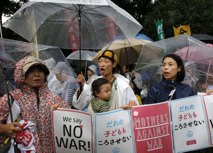Japonya pasifist anayasayla vedalaştı