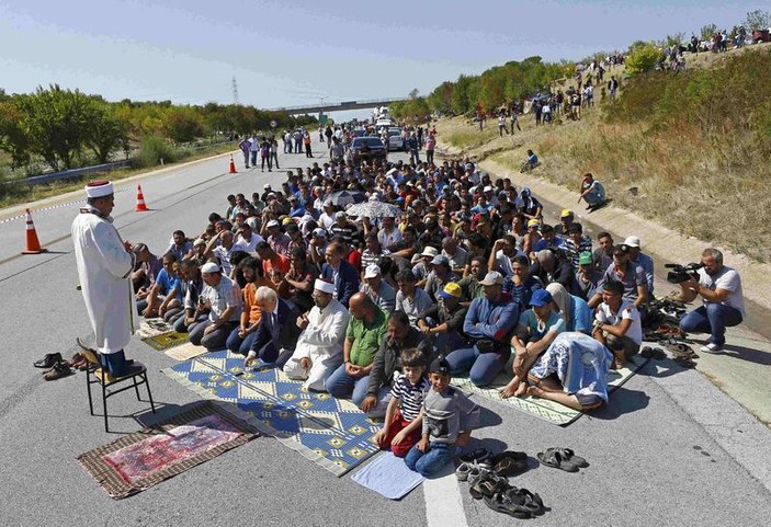 Edirne Valisi mültecilerle TEM'de namaz kıldı