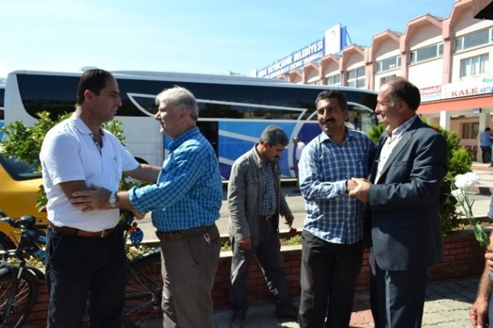 Ordu'ya çalışmaya gelen Kürt işçiler çiçeklerle uğurlandı