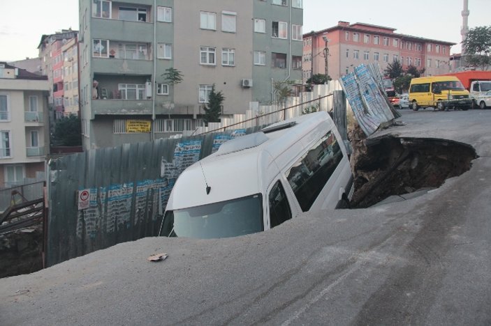 Kağıthane'de yol çöktü araç içine düştü