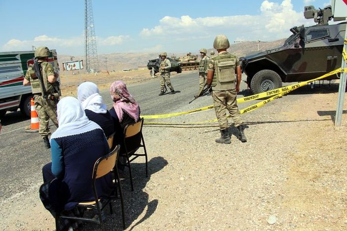 Canlı kalkanlar Mehmetçik'in sandalyesinde dinlendi