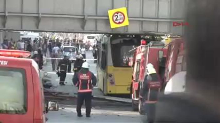 İstanbul'da İETT otobüsü üst geçide çarptı