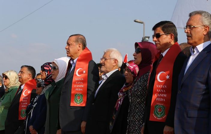 Yenikapı'da milyonlar İstiklal Marşı okudu