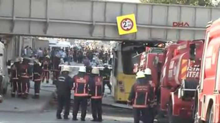 İstanbul'da İETT otobüsü üst geçide çarptı