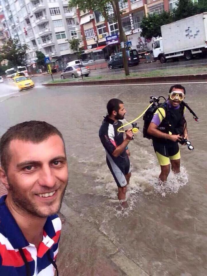Adana'da sağanak yağış hayatı felç etti