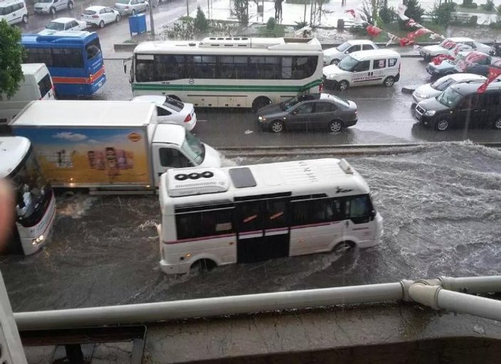 Adana'da sağanak yağış hayatı felç etti