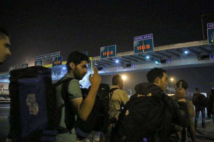 Sığınmacılar Edirne'ye doğru yürüyüşe geçti