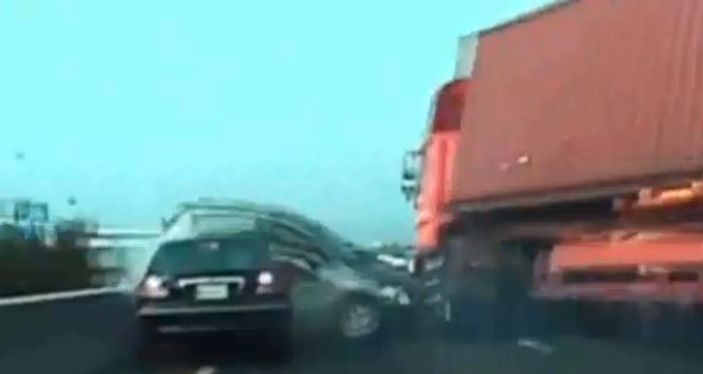 TIR otomobillerin üzerine devrildi