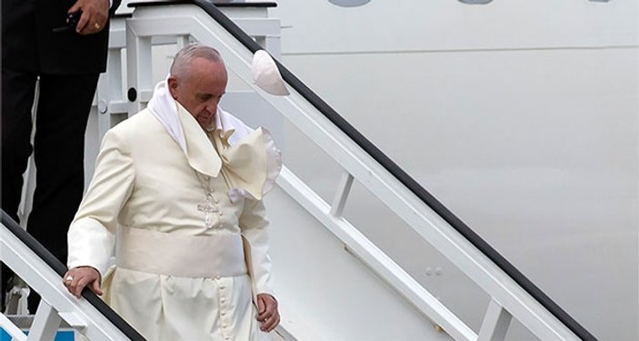 Papa'nın takkesi düştü