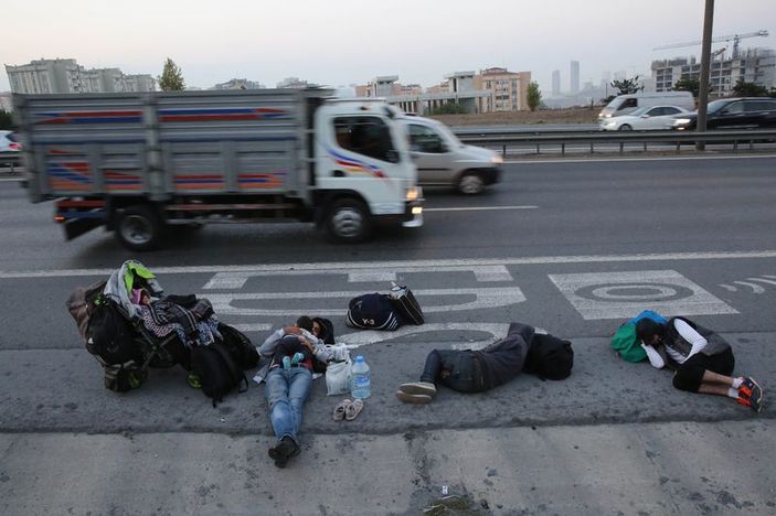 Sığınmacılar Edirne'ye doğru yürüyüşe geçti