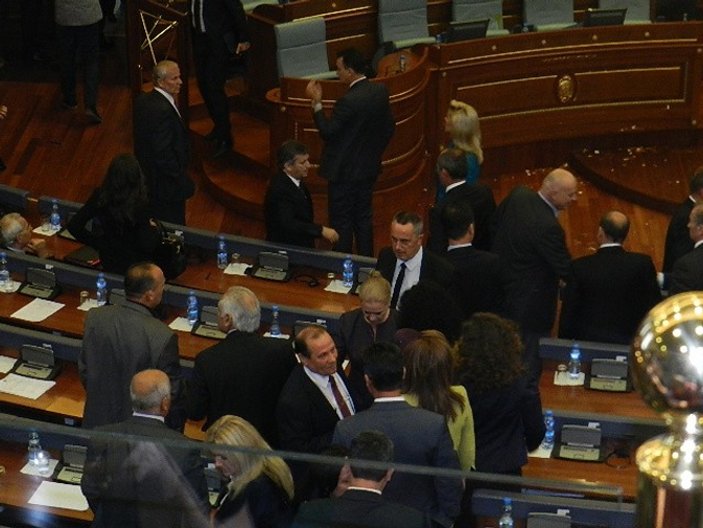 Kosova başbakanını mecliste yumurta yağmuruna tuttular