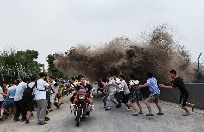 Çin'de dev dalgalar korkuttu