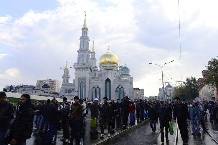 Moskova Merkez Camisi'nde ilk bayram namazı kılındı