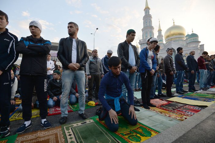 Moskova Merkez Camisi'nde ilk bayram namazı kılındı