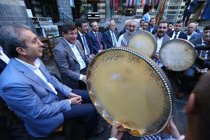 Davutoğlu Diyarbakır'da Grup Tillo ile şarkı söyledi