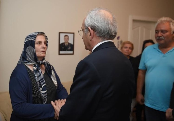 Kılıçdaroğlu şehit binbaşının ailesini ziyaret etti