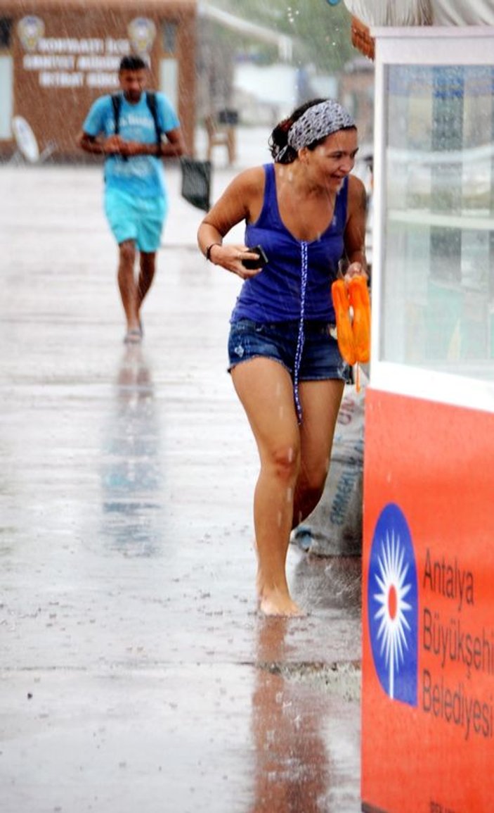 Antalya'da yağmur vatandaşlara zor anlar yaşattı
