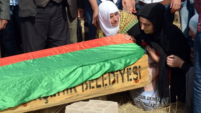 HDP'li vekil teröristin mezarına çiçek koydu
