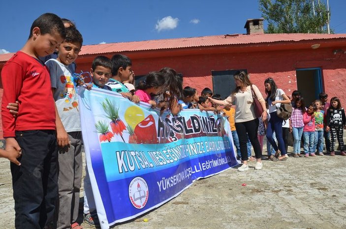 Yüksekova'da öğretmenler çiçeklerle karşılandı