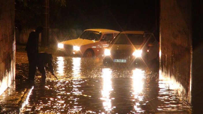 Sakarya'da sağanak yağış nedeniyle yol ulaşıma kapandı