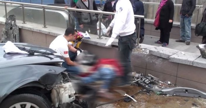Kartal'da kadın sürücü metro yolcularını ezdi