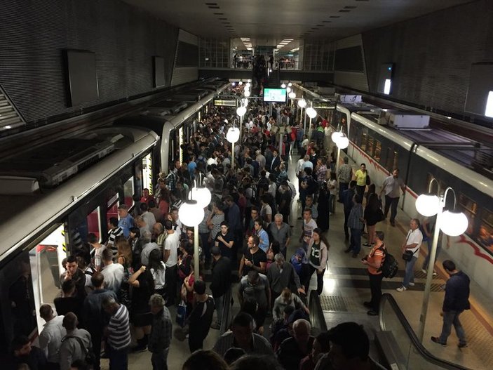 İzmir Metrosu'ndaki arıza isyan ettirdi