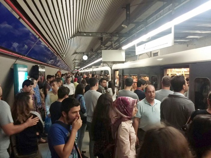 İzmir Metrosu'ndaki arıza isyan ettirdi